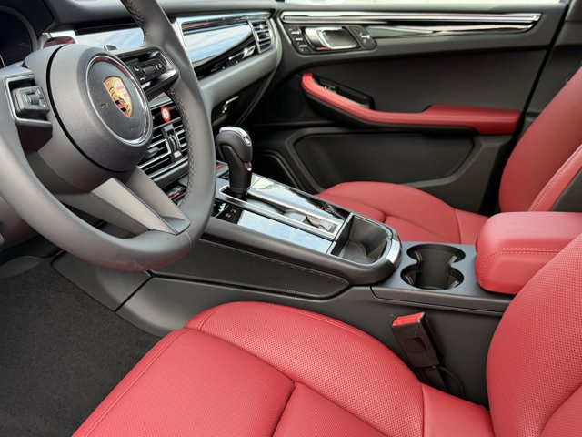 2026 Porsche Macan Base Image 21 of 39
