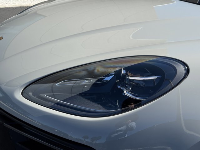 2026 Porsche Macan Base Image 22 of 36