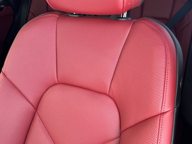 2026 Porsche Macan Base Image 9 of 36