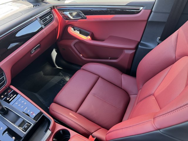 2026 Porsche Macan Base Image 10 of 36