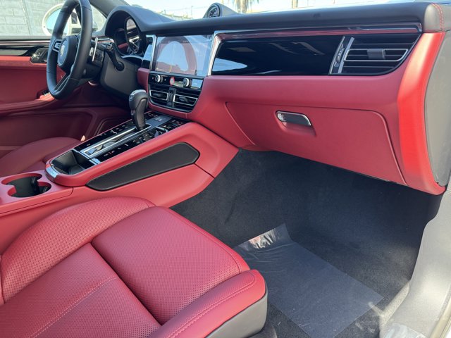 2026 Porsche Macan Base Image 33 of 36