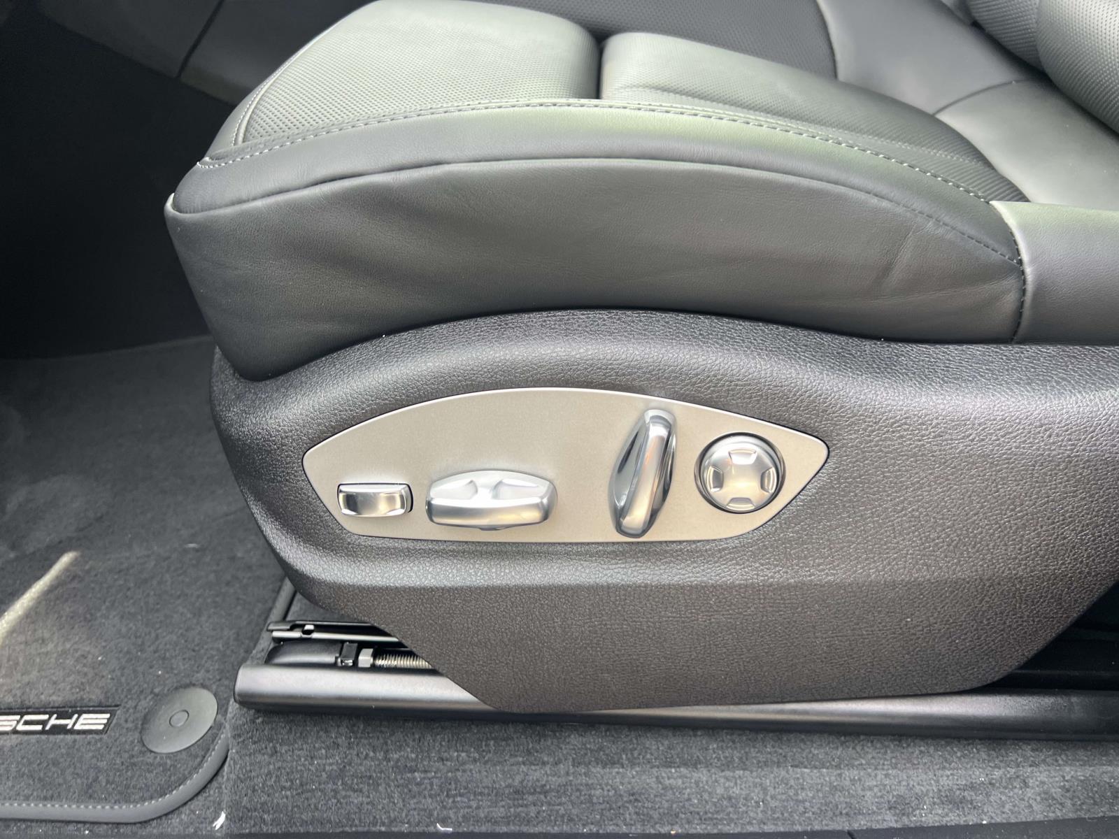 2026 Porsche Macan Base Image 23 of 28