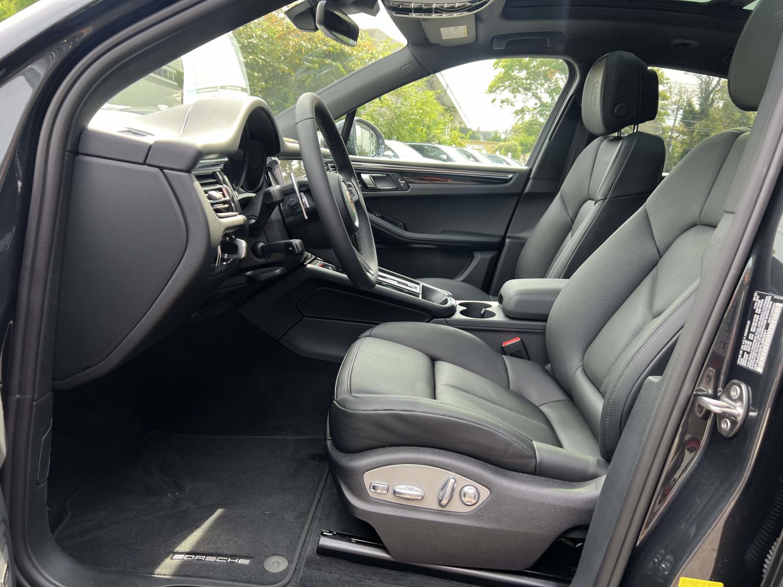 2026 Porsche Macan Base Image 12 of 28