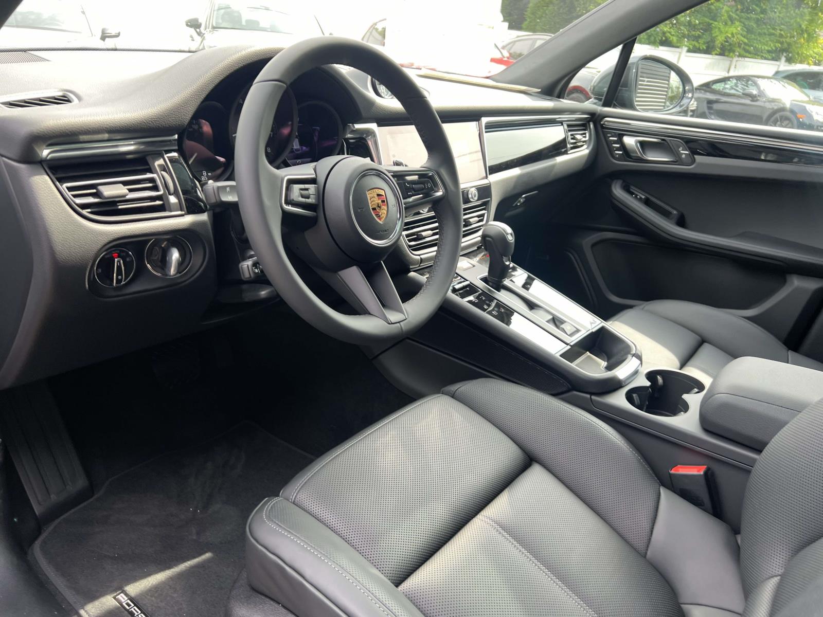 2026 Porsche Macan Base Image 14 of 28