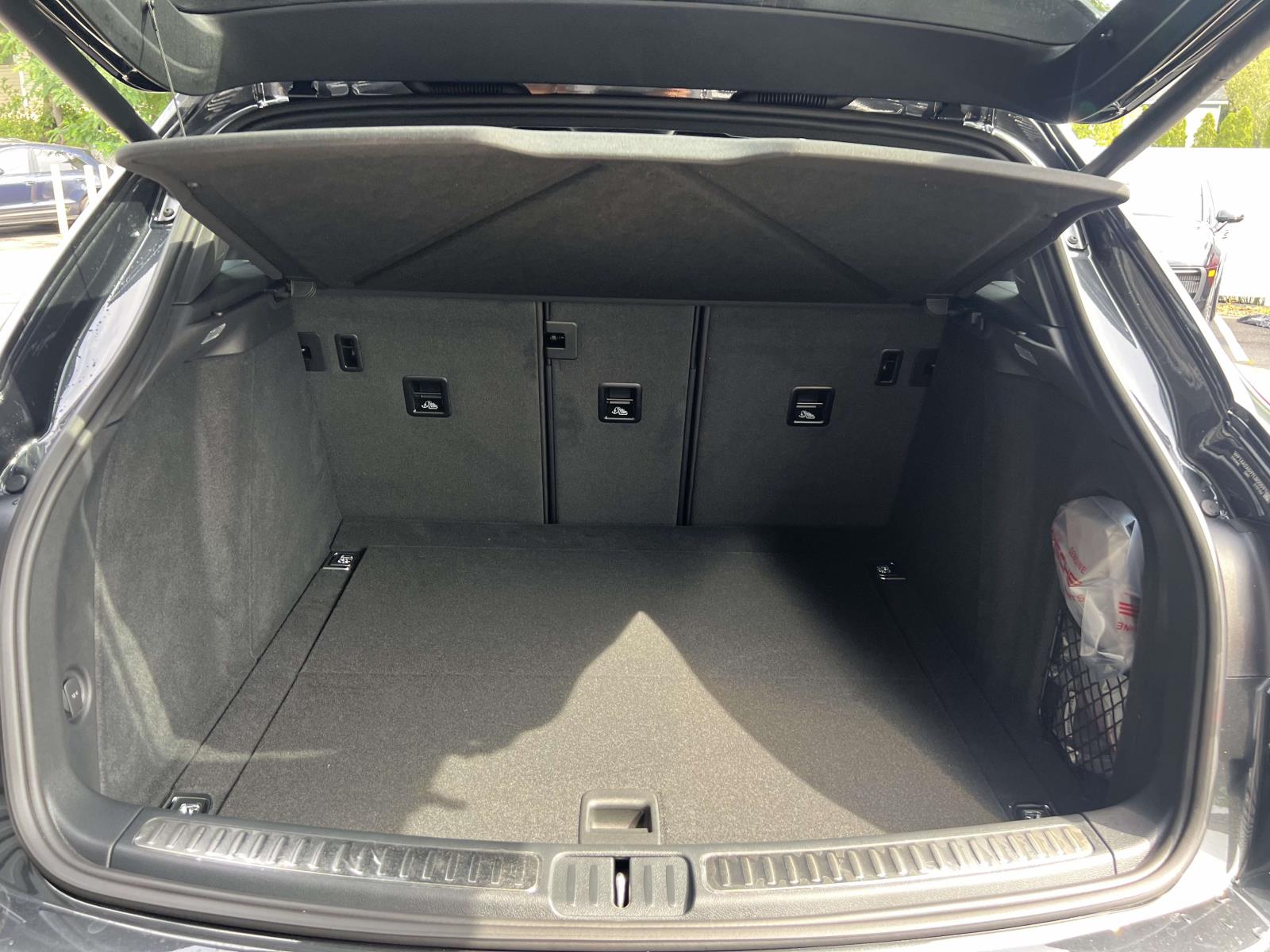 2026 Porsche Macan Base Image 9 of 28