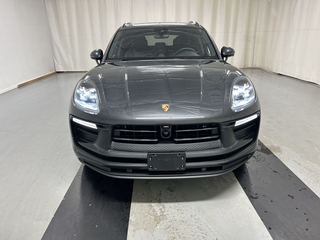 2026 Porsche Macan Base Image 2 of 25