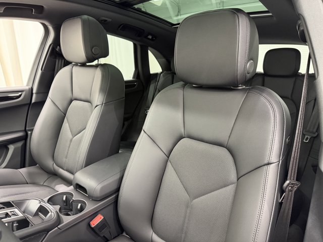 2026 Porsche Macan Base Image 18 of 58