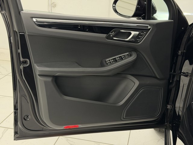 2026 Porsche Macan Base Image 38 of 58
