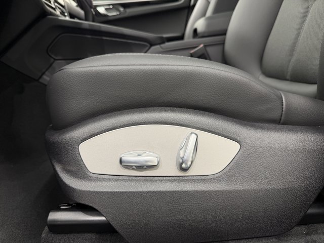 2026 Porsche Macan Base Image 41 of 58