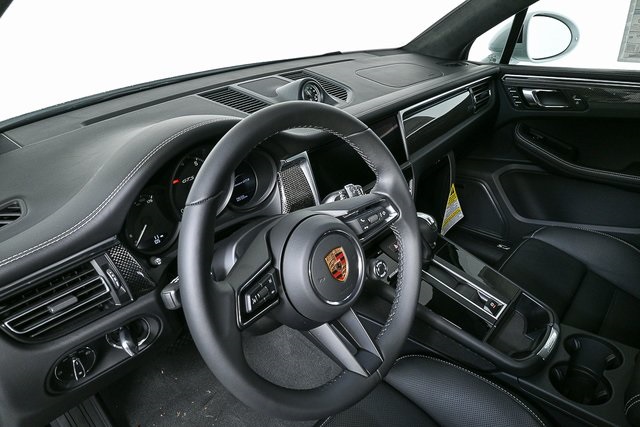 2026 Porsche Macan GTS Image 19 of 40