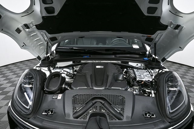 2026 Porsche Macan GTS Image 11 of 40