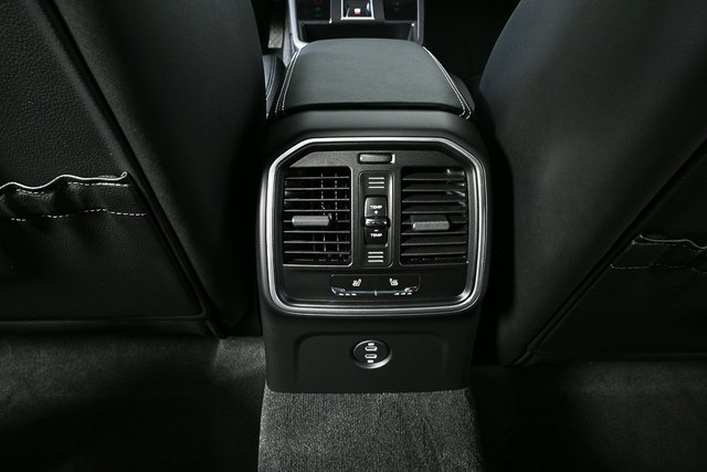 2026 Porsche Macan GTS Image 33 of 40