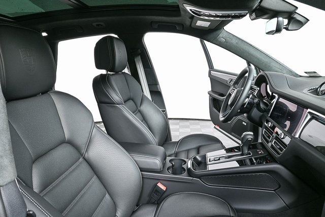 2026 Porsche Macan GTS Image 17 of 40