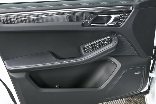 2026 Porsche Macan GTS Image 32 of 40