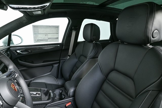 2026 Porsche Macan GTS Image 15 of 40