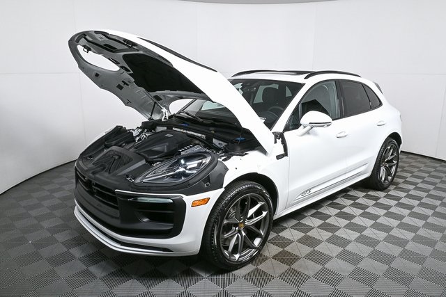 2026 Porsche Macan GTS Image 2 of 40