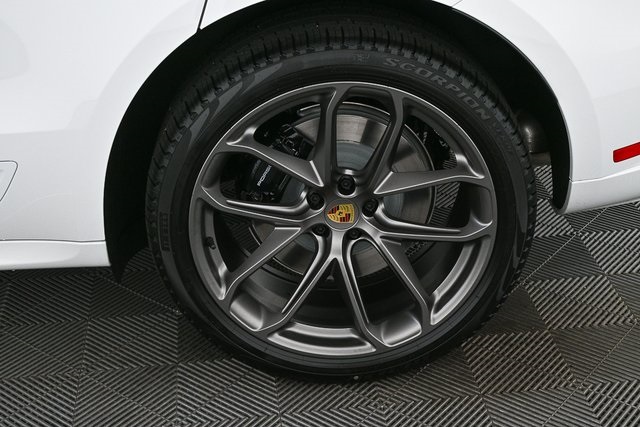 2026 Porsche Macan GTS Image 12 of 40