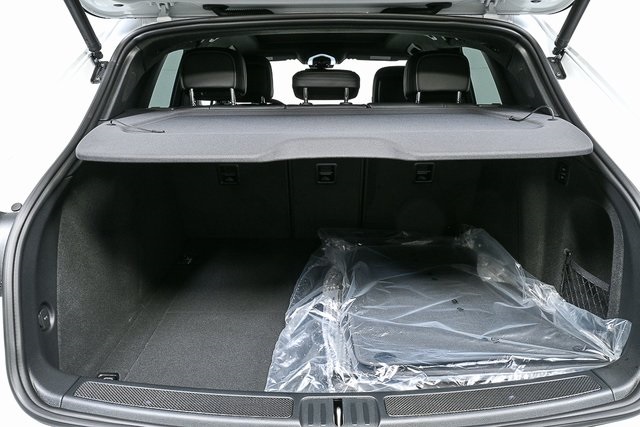 2026 Porsche Macan GTS Image 13 of 40