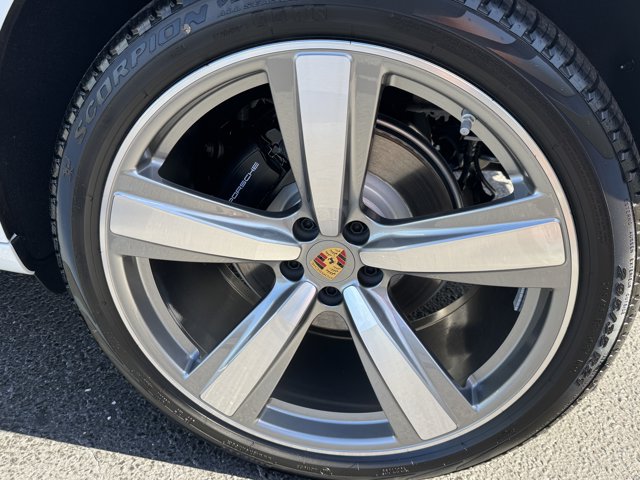 2026 Porsche Macan T Image 9 of 39