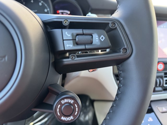 2026 Porsche Macan T Image 18 of 39