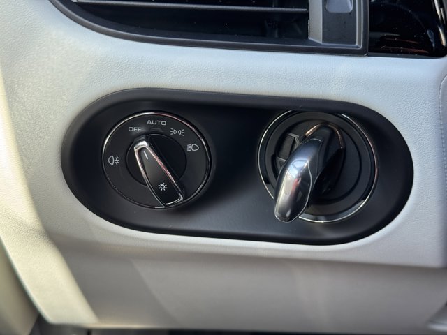 2026 Porsche Macan T Image 31 of 39