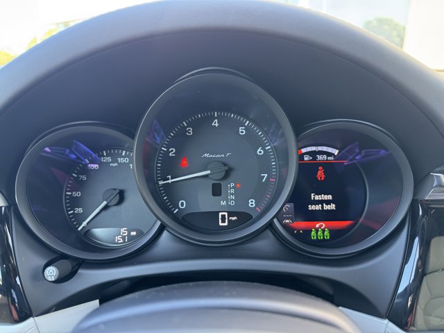 2026 Porsche Macan T Image 19 of 39