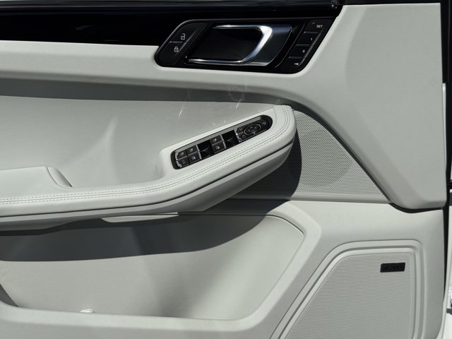 2026 Porsche Macan T Image 25 of 39