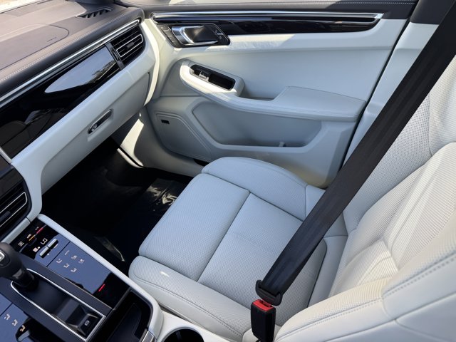 2026 Porsche Macan T Image 34 of 39