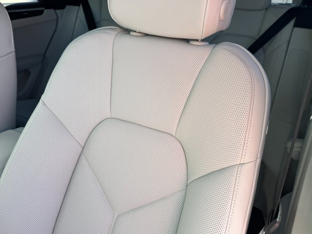 2026 Porsche Macan T Image 11 of 39