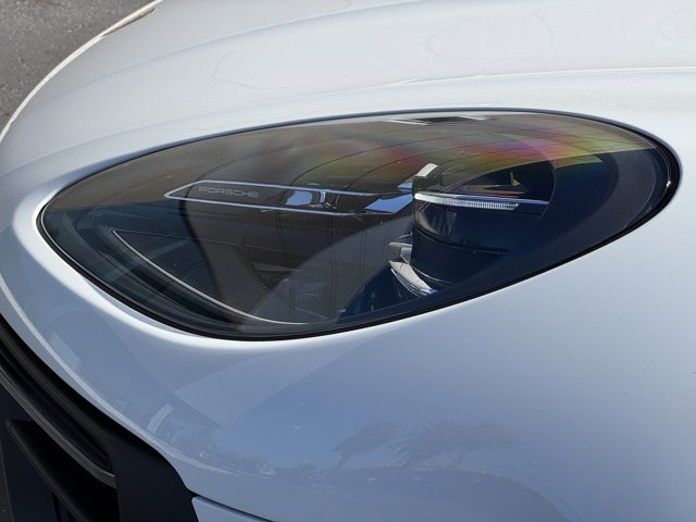 2026 Porsche Macan T Image 30 of 39