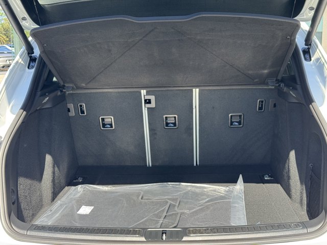 2026 Porsche Macan T Image 10 of 39