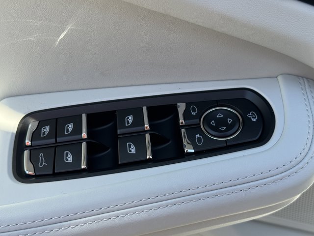 2026 Porsche Macan T Image 26 of 39