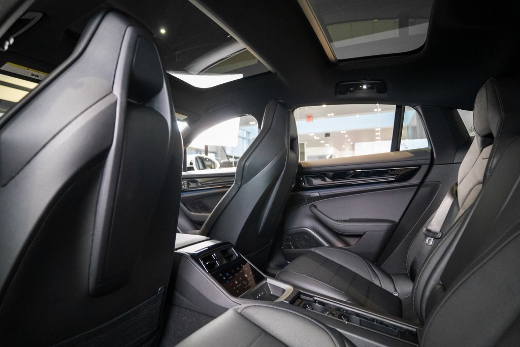2026 Porsche Panamera 4 Image 16 of 43