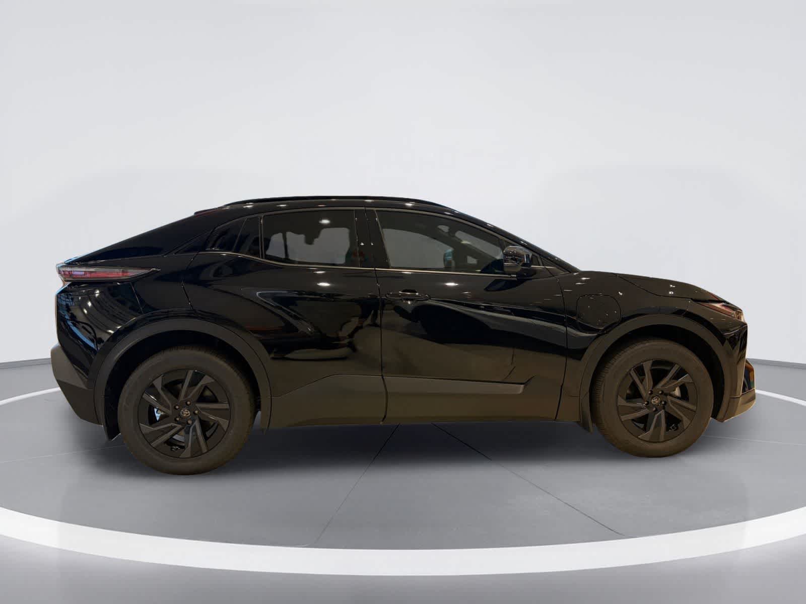2026 Toyota C-HR SE Image 3 of 27