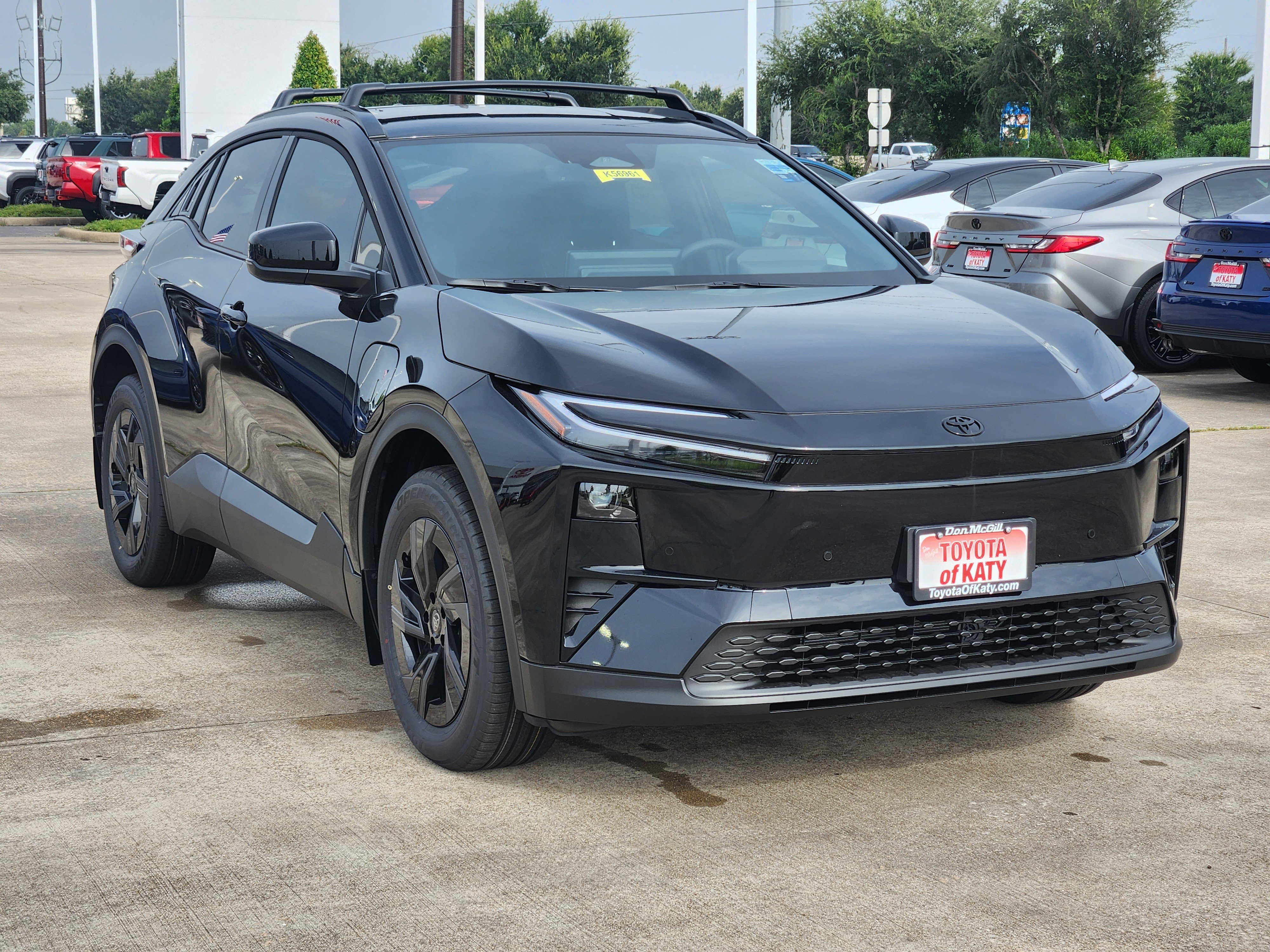 2026 Toyota C-HR SE Image 2 of 23