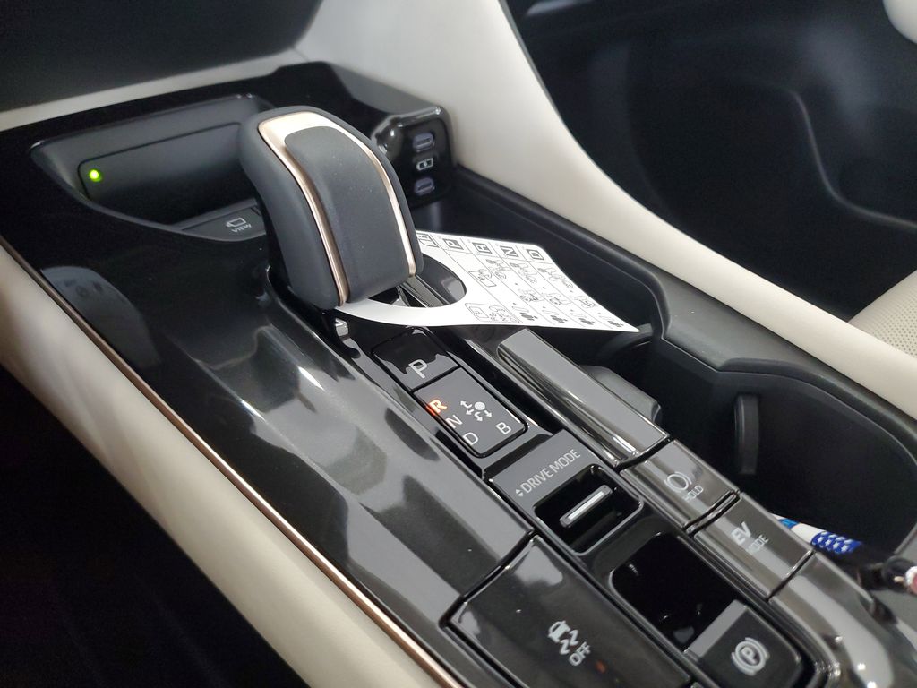 2026 Toyota Crown Limited Image 28 of 32