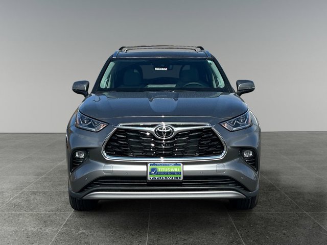 2026 Toyota Highlander Hybrid Platinum Image 2 of 36