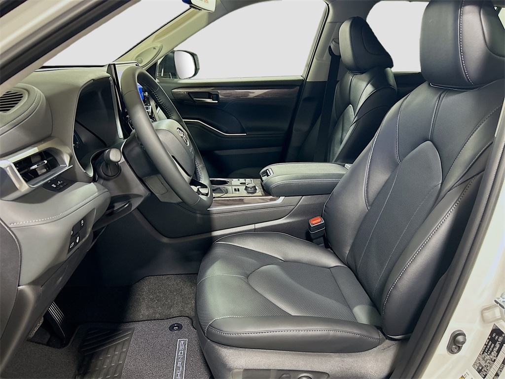 2026 Toyota Highlander Limited Image 13 of 32