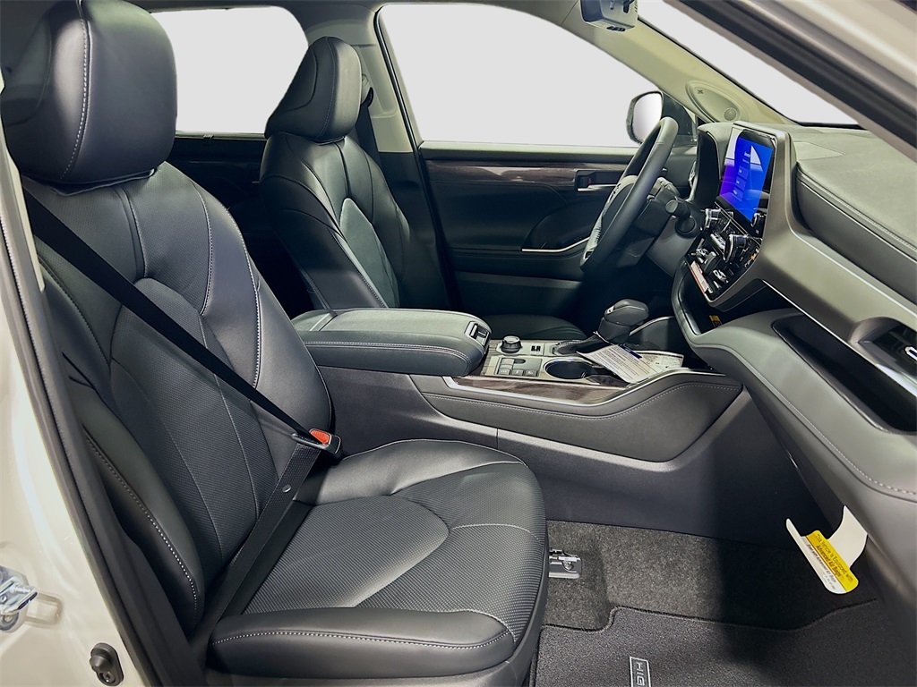 2026 Toyota Highlander Limited Image 14 of 32