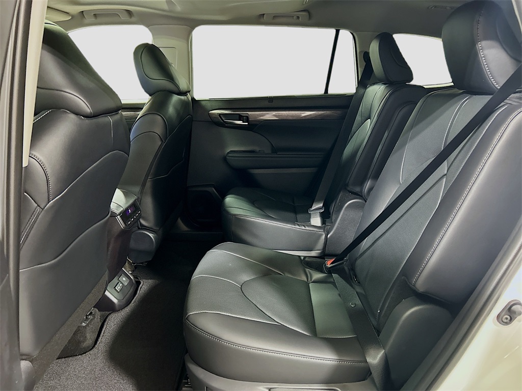 2026 Toyota Highlander Limited Image 12 of 32