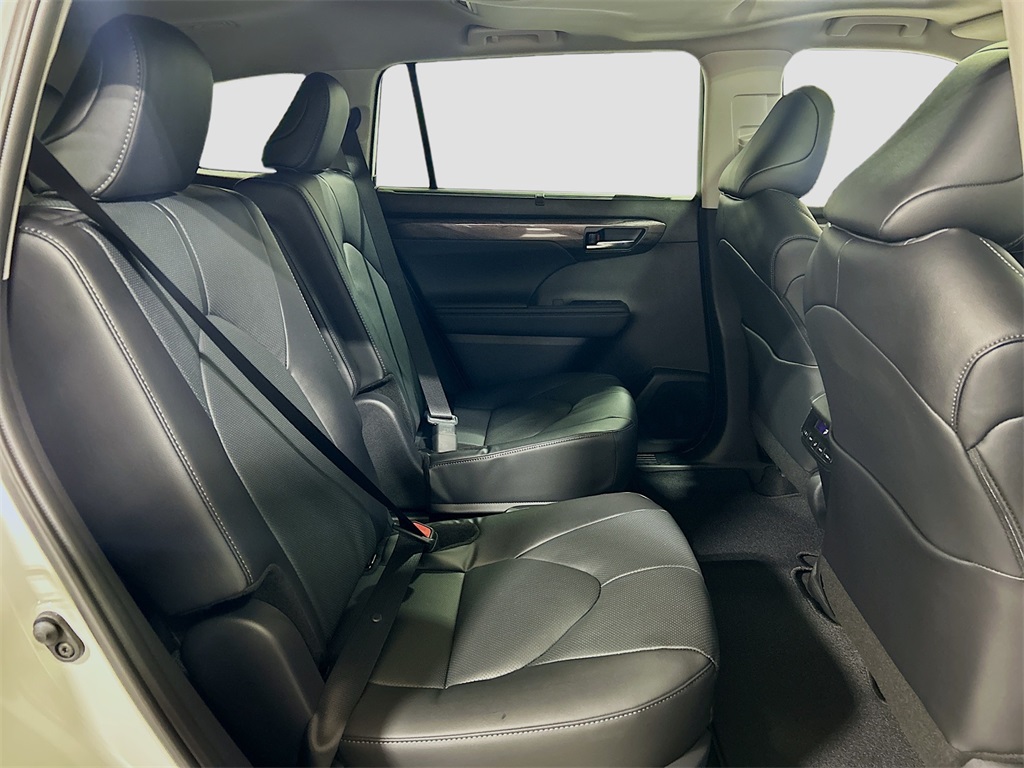 2026 Toyota Highlander Limited Image 10 of 32