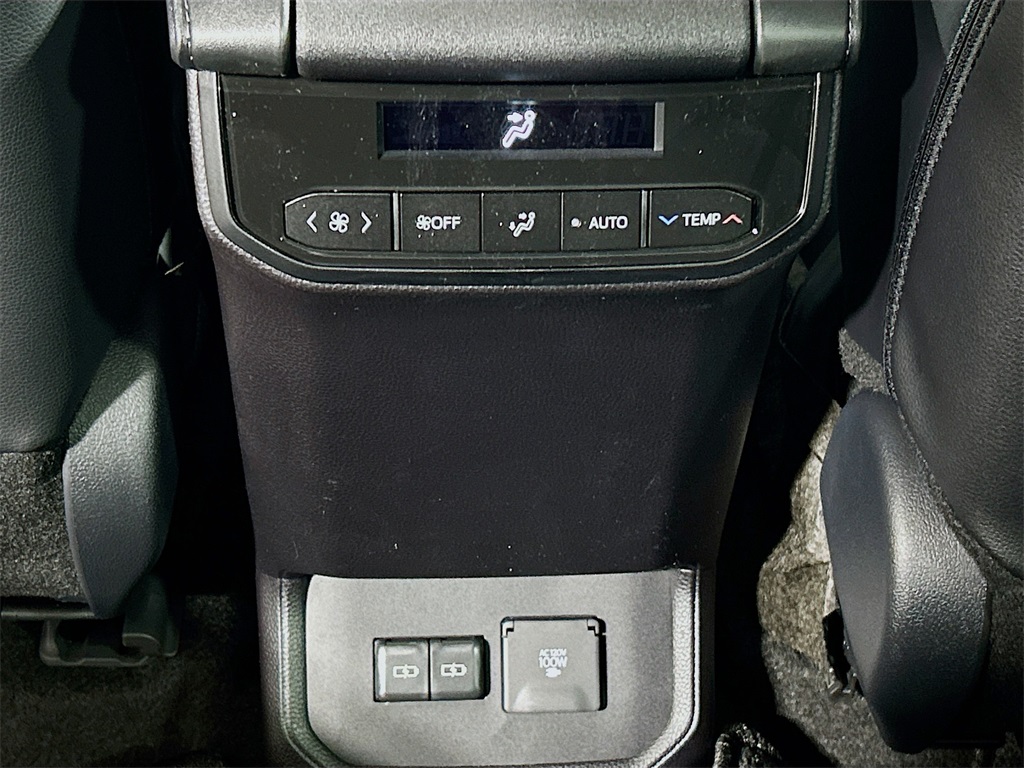 2026 Toyota Highlander Limited Image 27 of 32