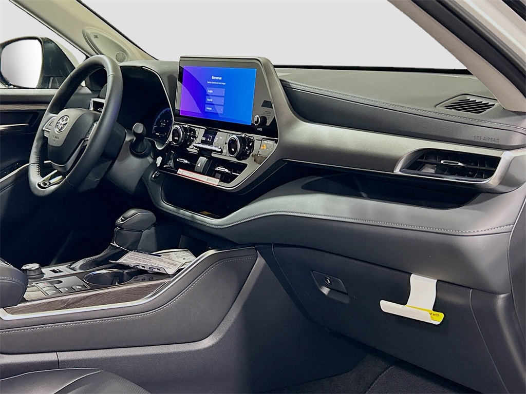 2026 Toyota Highlander Limited Image 17 of 32