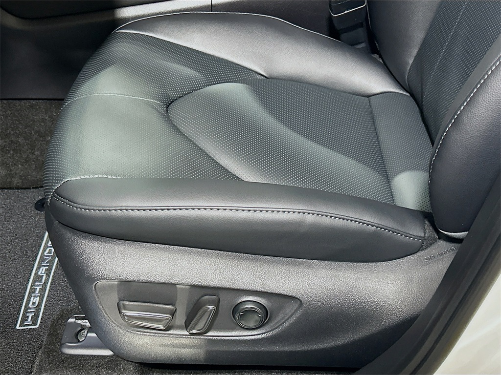 2026 Toyota Highlander Limited Image 32 of 32