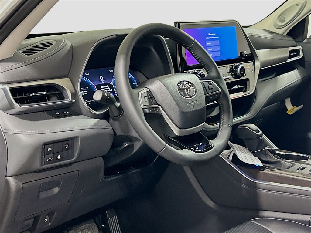2026 Toyota Highlander Limited Image 16 of 32