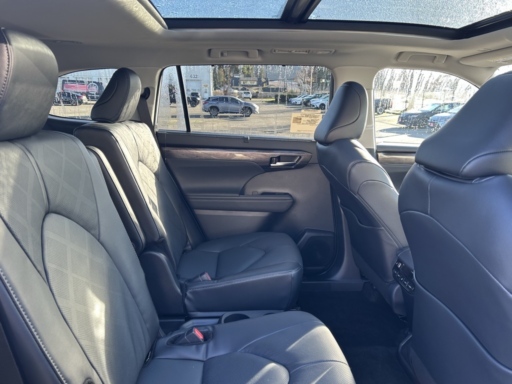 2026 Toyota Highlander Hybrid Platinum Image 14 of 29