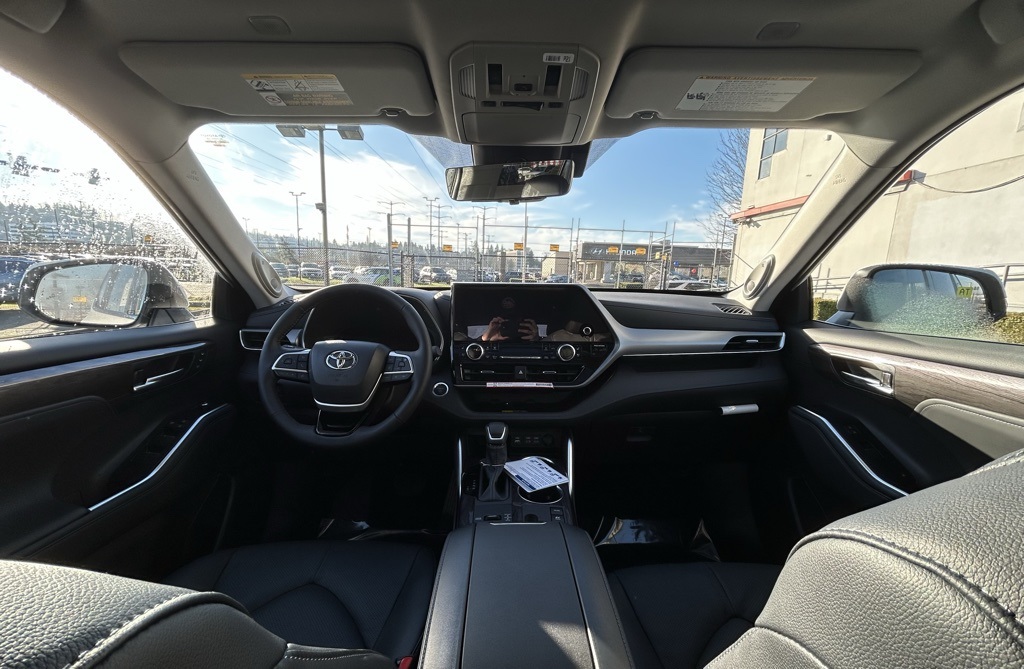 2026 Toyota Highlander Hybrid Platinum Image 21 of 29