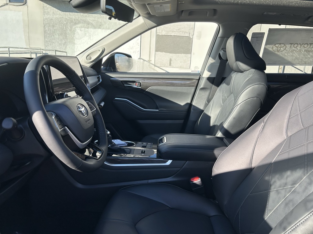 2026 Toyota Highlander Hybrid Platinum Image 18 of 29