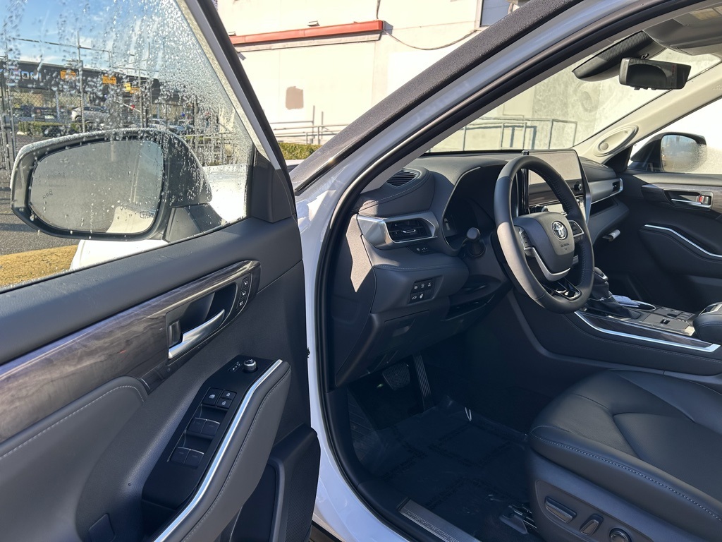 2026 Toyota Highlander Hybrid Platinum Image 22 of 29