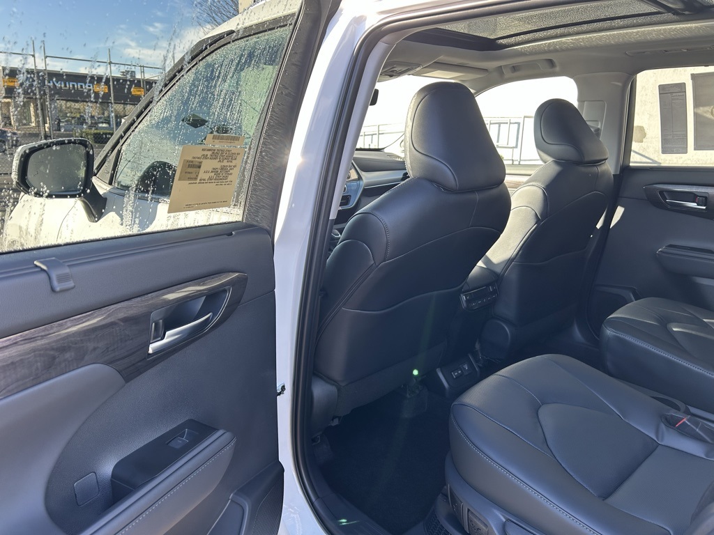 2026 Toyota Highlander Hybrid Platinum Image 17 of 29